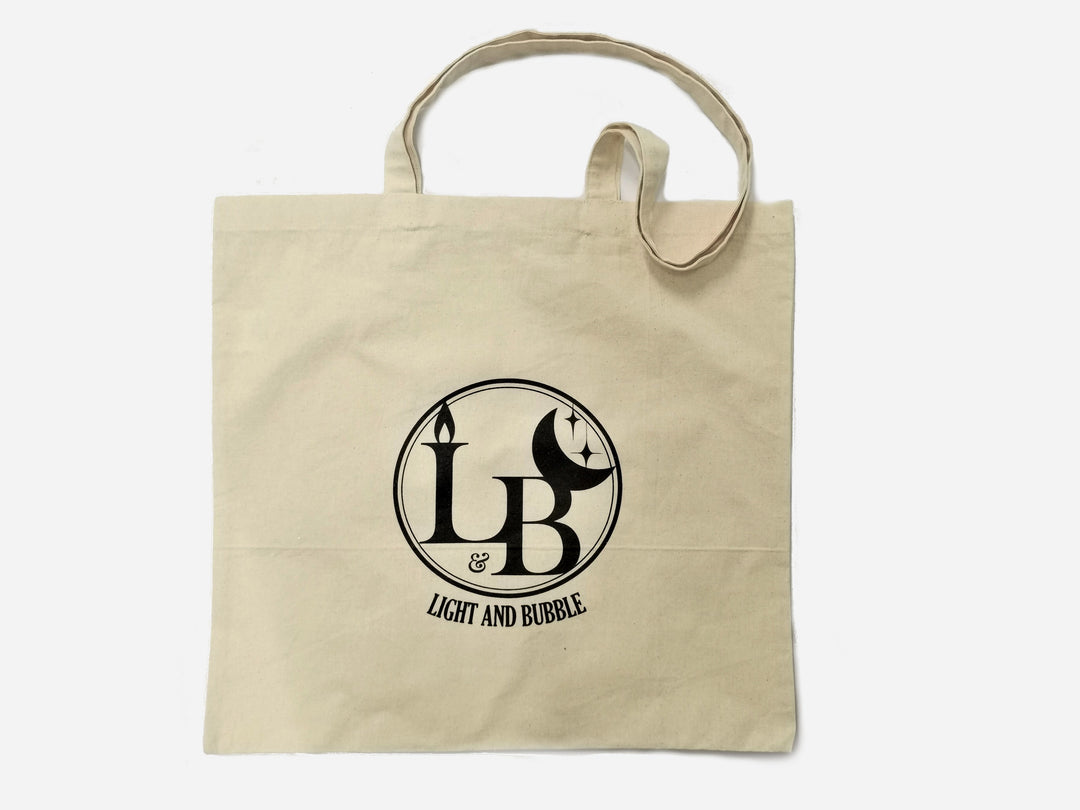 TOTE BAG - L&BTote bag Light And Bubble en coton naturel. Dimensions: env. 45 x 42 cm Matière: 100% coton (180 g / m²) Longues poignées d'env. 2,5 x 70 cm certifié Oeko-Tex®