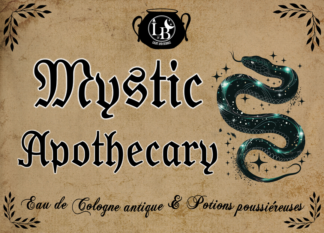 MYSTIC APOTHECARY - bougieEntrez chez l'apothicaire mystique où les effluves envoûtantes d'eau de Cologne antique fusionne avec les Potions poussiéreuses et le Vétiver enchanteur. Un voyage entrelacé de mystère et de magie. Allumez cette bougie pour invoq