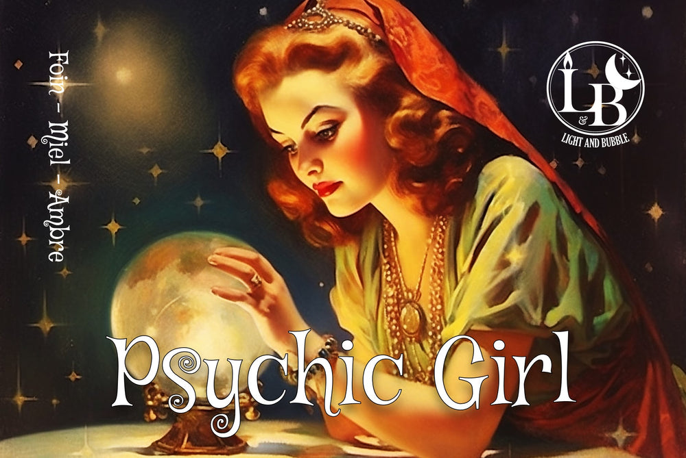 PSYCHIC GIRL - bougieDescription -SEASONAL PRODUCT- Entrez dans un monde ésotérique avec Psychic Girl. Son parfum enivrant s'ouvre sur des notes de miel sucré et de noix de coco reposant sur une base envoûtante de foin terreux et d'ambre sensuel. Envelopp