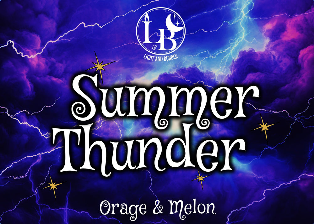 SUMMER THUNDER - bougieDescription ! NEW ! -SEASONAL PRODUCT- Summer Thunder est une brise rafraîchissante avant la tempête, combinant les effluves électrisantes des orages d'été avec la douceur juteuse du melon sucré. Comprenant des notes ozoniques, cett