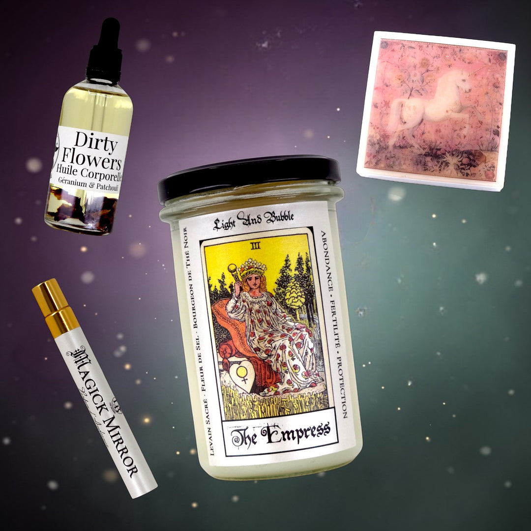 Coffret The Empress Ritual Set avec bougie tarot, savon, huile corporelle et parfum d'ambiance sur fond magique