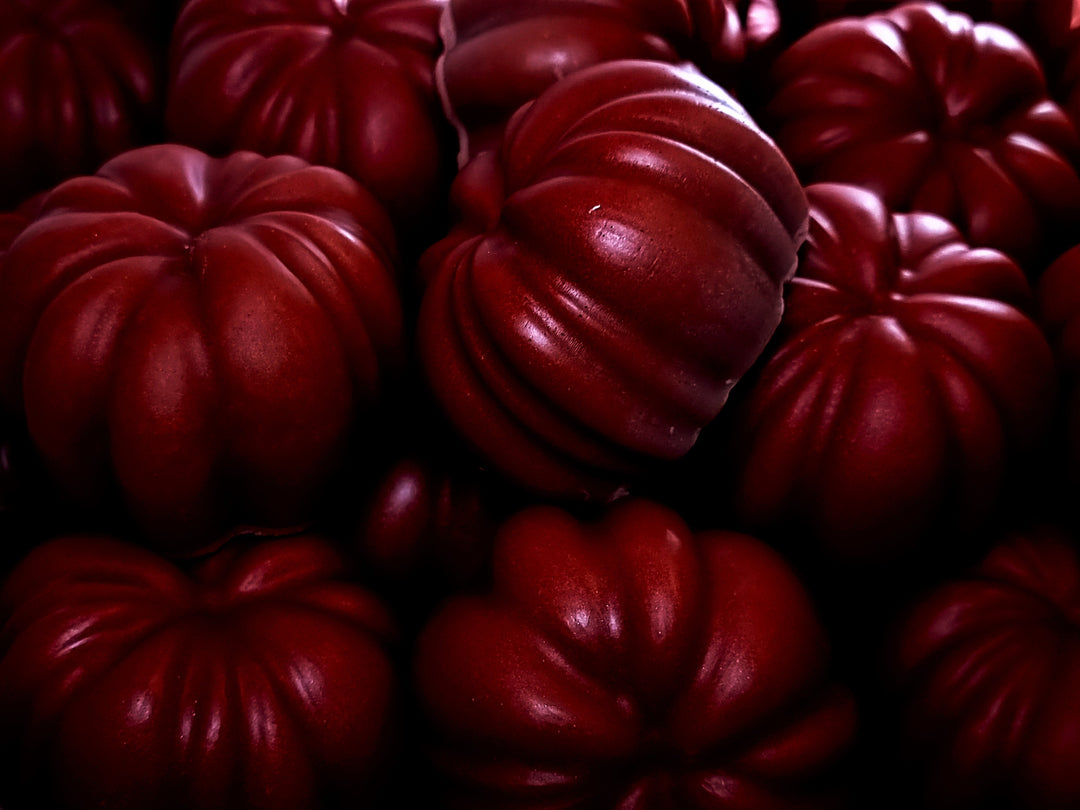 BLOODY MARY - savonDescription -SEASONAL PRODUCT-﻿ Oserez-vous prononcer son nom 3 fois devant un miroir? Bloody Mary est un mélange sanglant de bonbons vintage au cola acidulé, de cannelle épicée et de lime spectral invocateur d'esprit vengeur. Détails ~